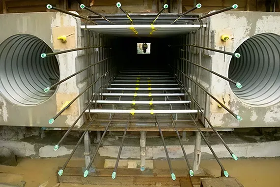 下床版部の閉合部配筋、シース組立及び高流動コンクリート打設の画像